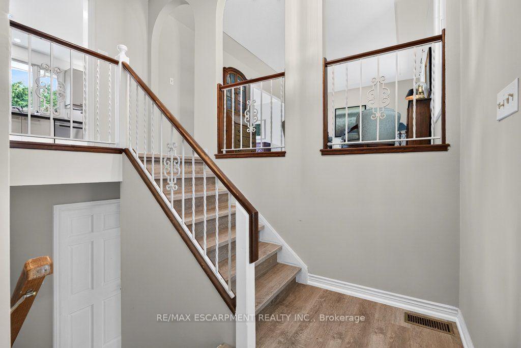 Photo 5 of 2148 Kerns Road, Burlington, Tyandaga — HOMEH