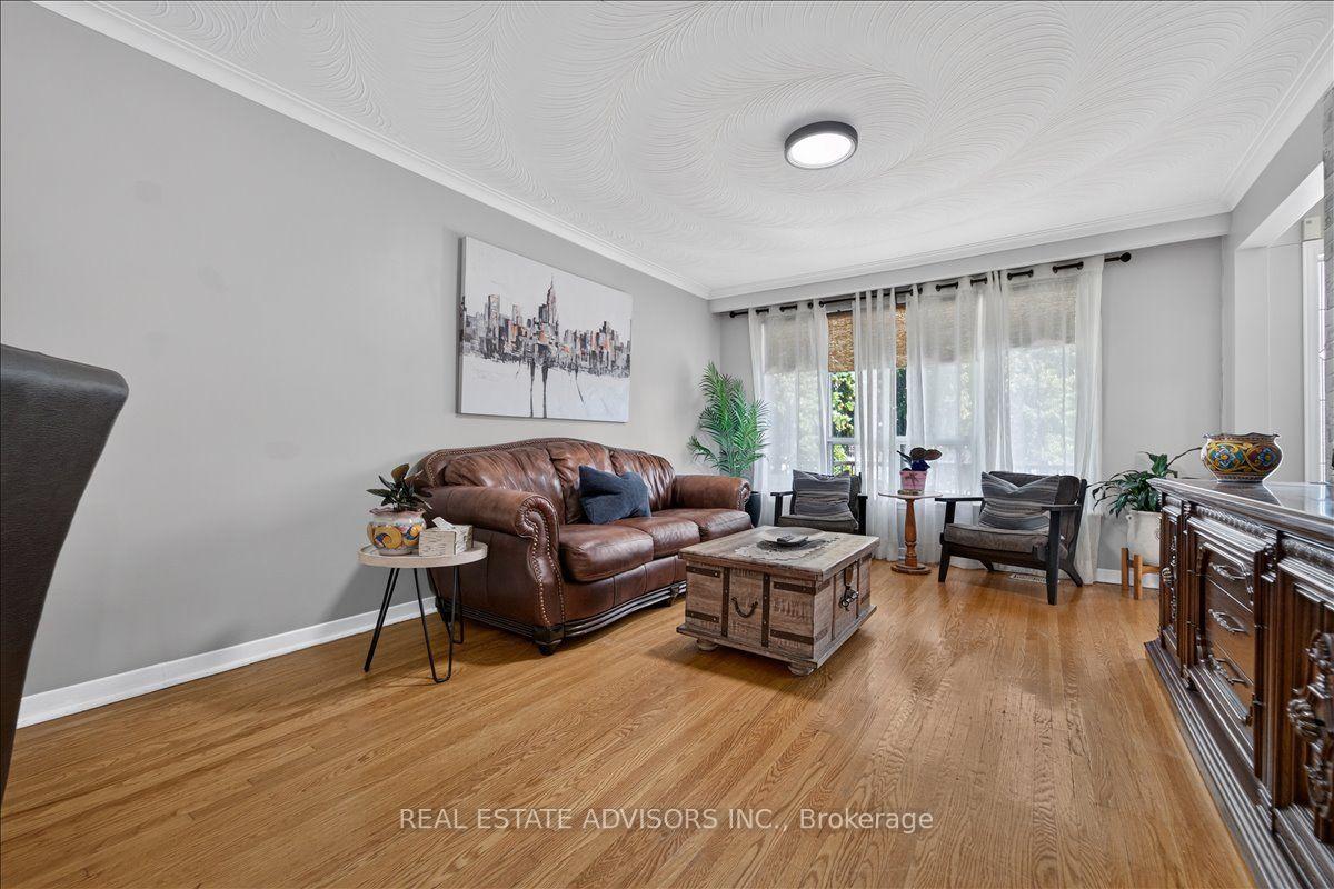 Photo 2 of 14 Grampian Crescent, North York, Humber Summit — HOMEH