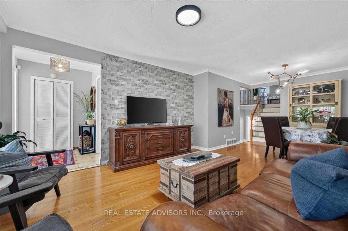 Photo 4 of 14 Grampian Crescent, North York, Humber Summit — HOMEH