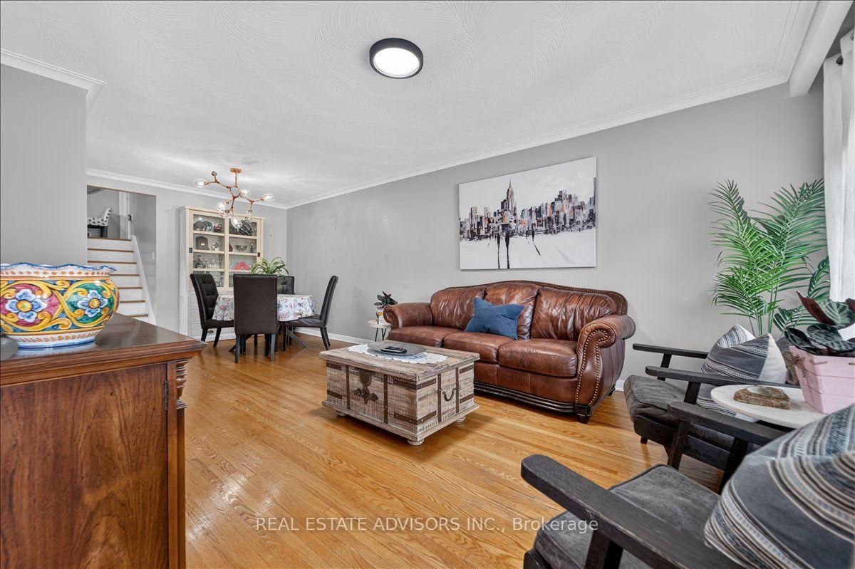 Photo 5 of 14 Grampian Crescent, North York, Humber Summit — HOMEH