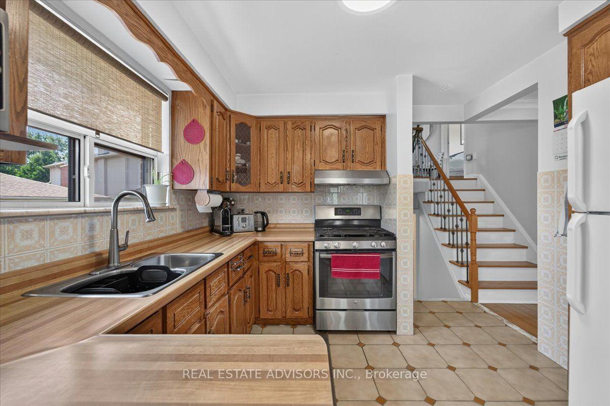 Photo 6 of 14 Grampian Crescent, North York, Humber Summit — HOMEH