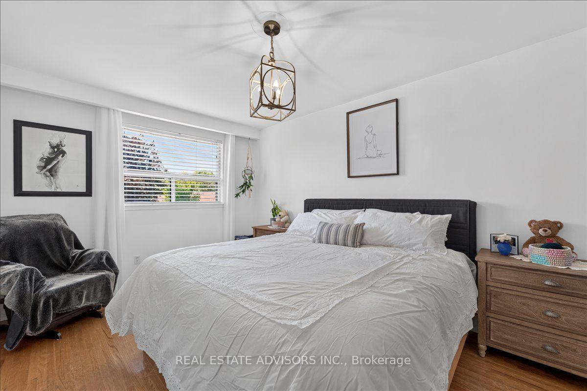 Photo 10 of 14 Grampian Crescent, North York, Humber Summit — HOMEH
