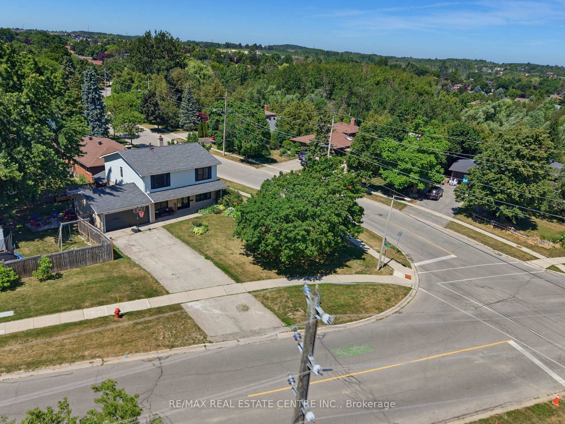 Photo 2 of 39 Amelia Street, Orangeville — HOMEH