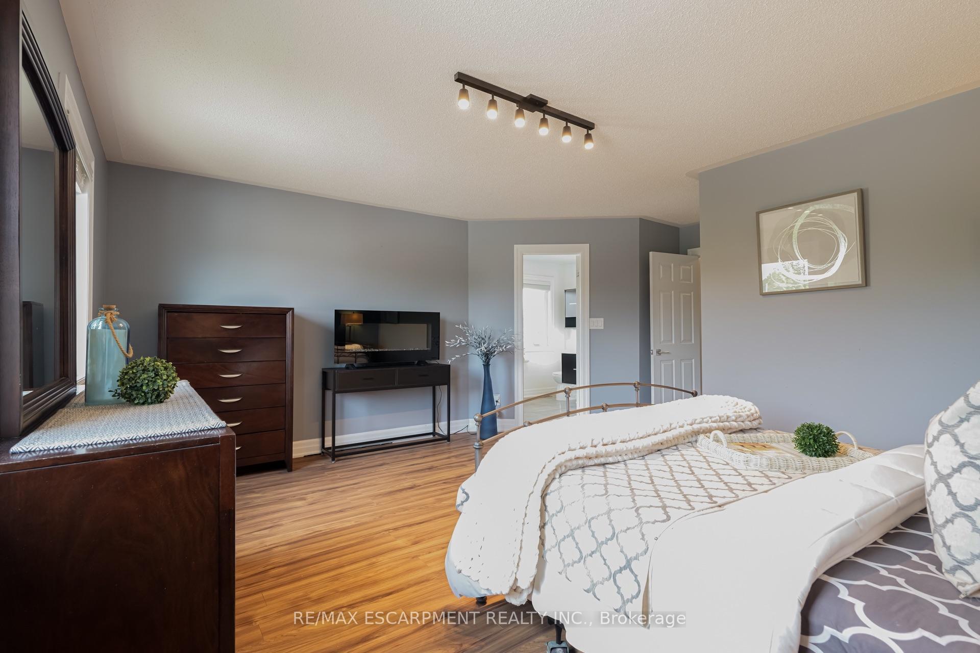 Photo 21 of 2125 White Dove Circle, Oakville, West Oak Trails — HOMEH