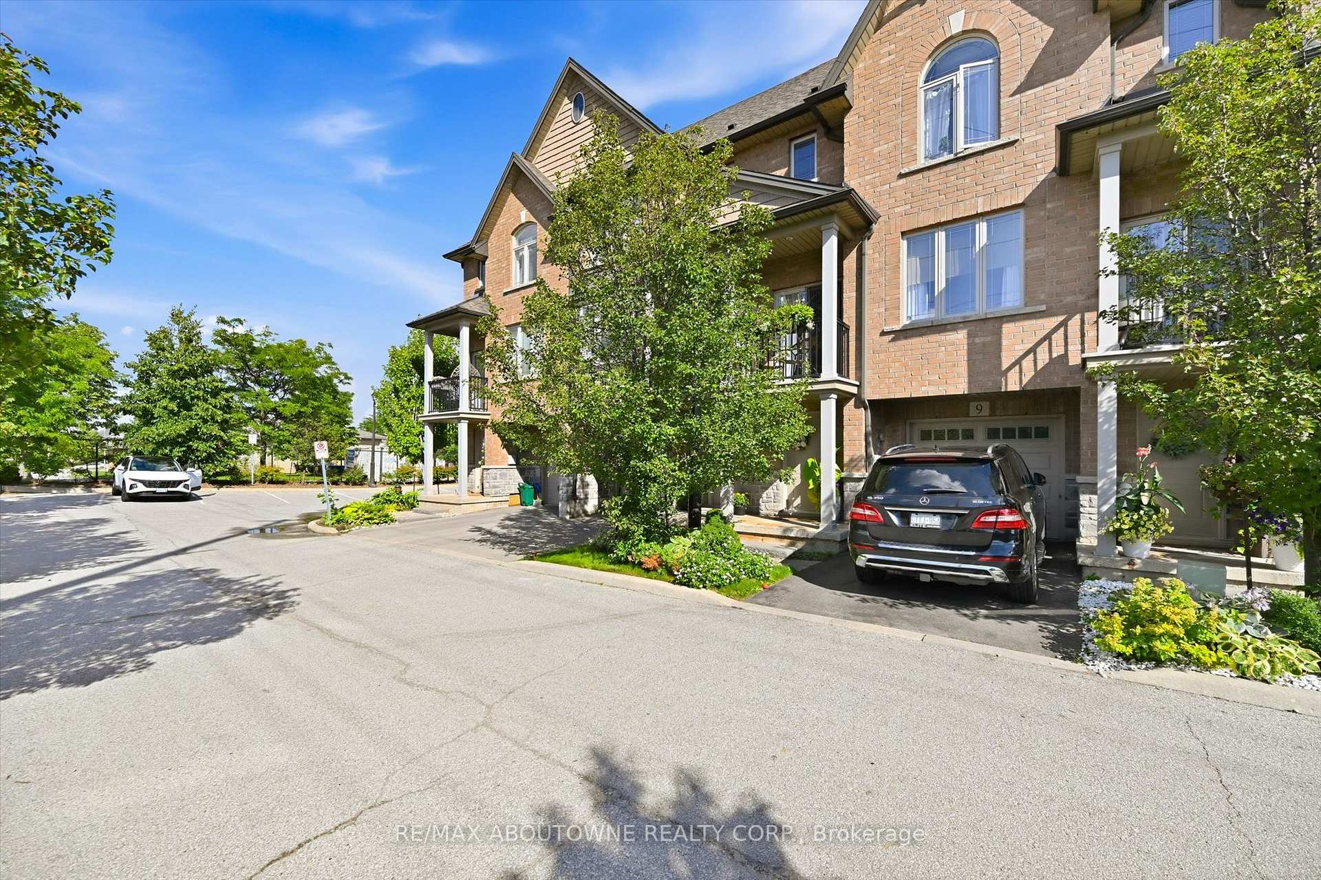 Photo 3 of Unit 10, 2985 Jackson Drive, Burlington, Rose — HOMEH