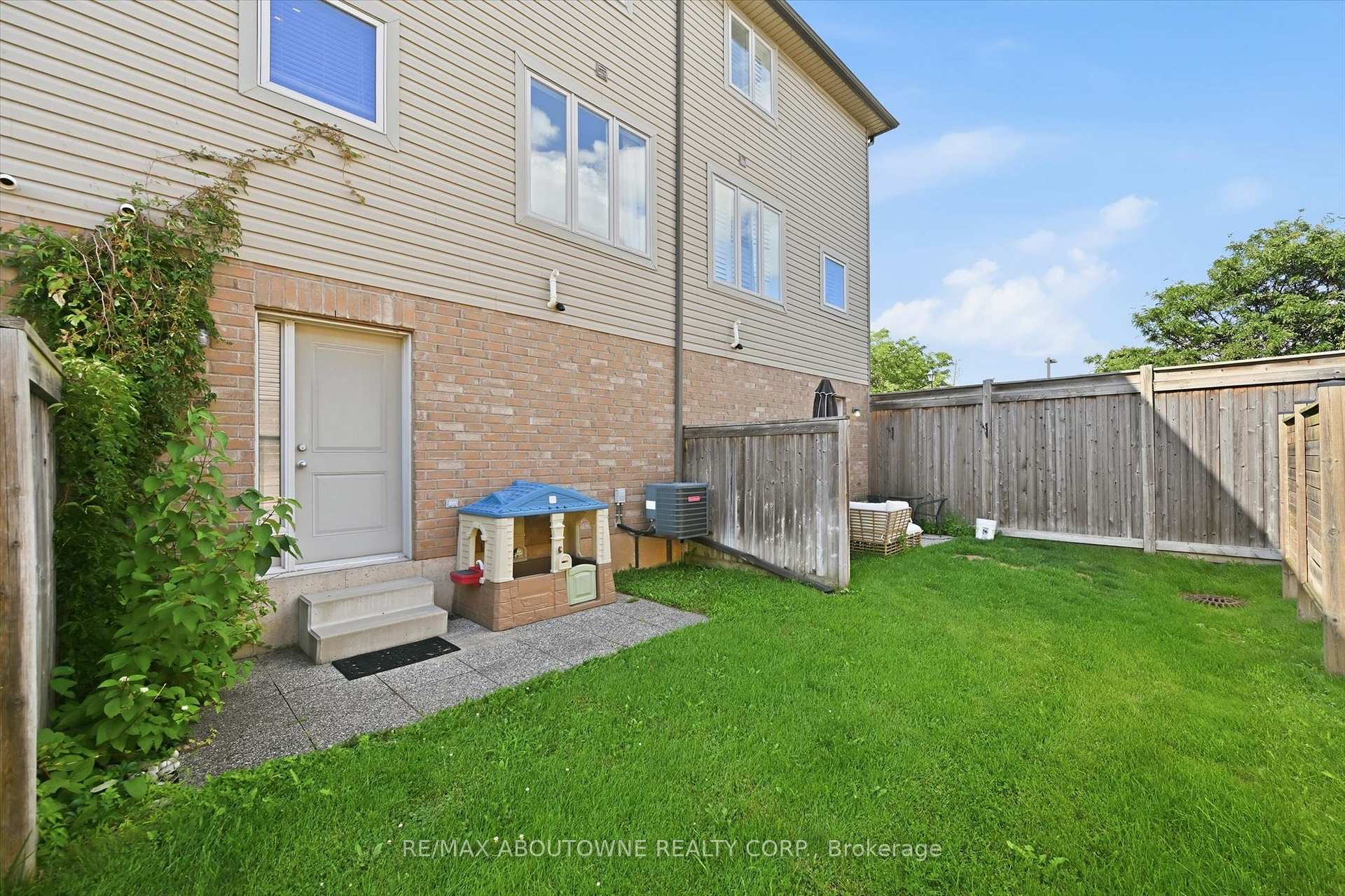 Photo 33 of Unit 10, 2985 Jackson Drive, Burlington, Rose — HOMEH
