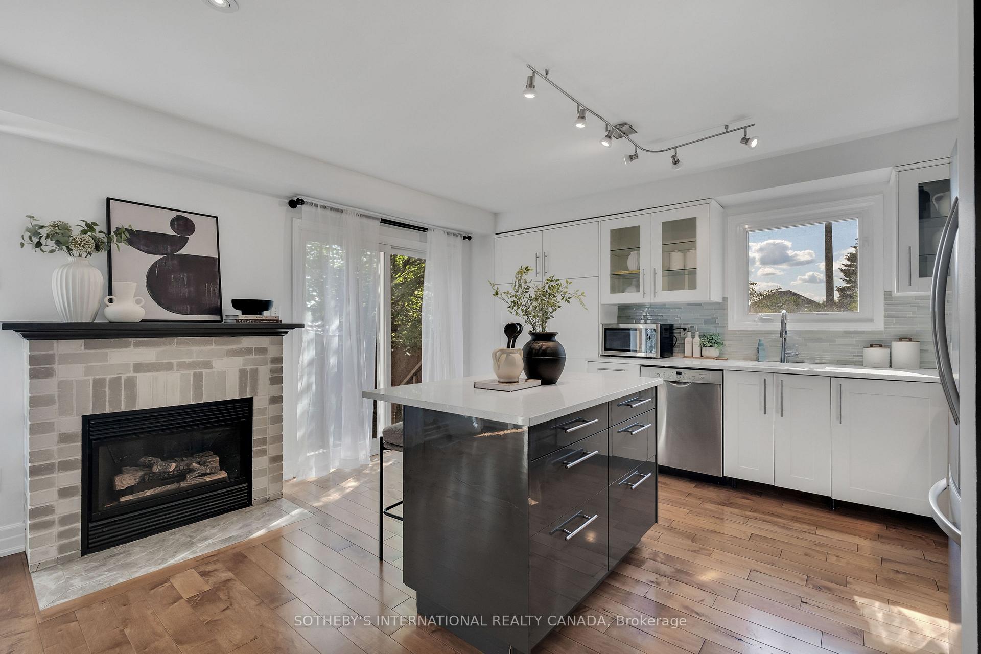 Photo 3 of 406 Pinnacle Trail, Aurora, Bayview Wellington — HOMEH