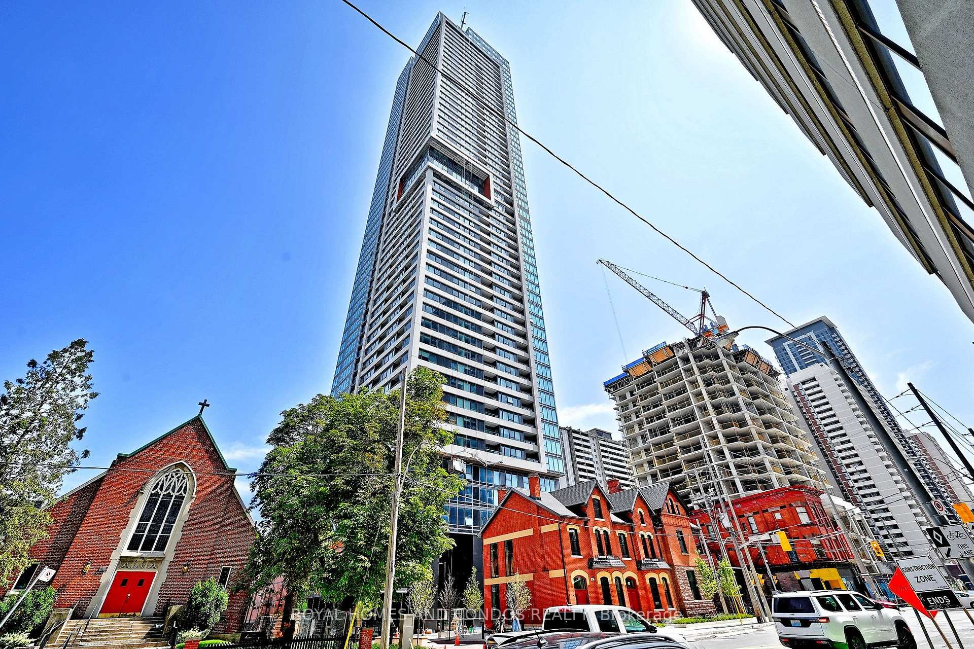 Front of Unit 5006, 609 Sherbourne Street