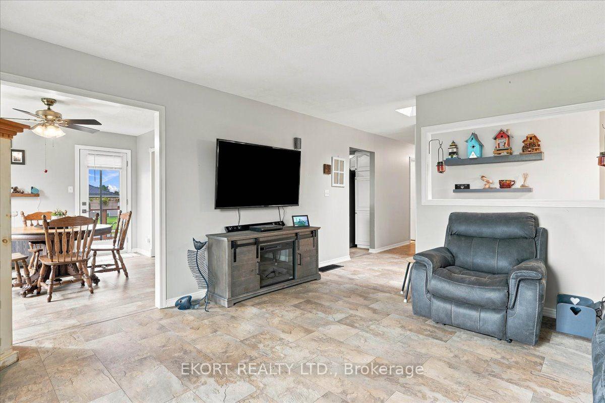 Photo 10 of 2433 62 Highway, Prince Edward County, Sophiasburg Ward — HOMEH