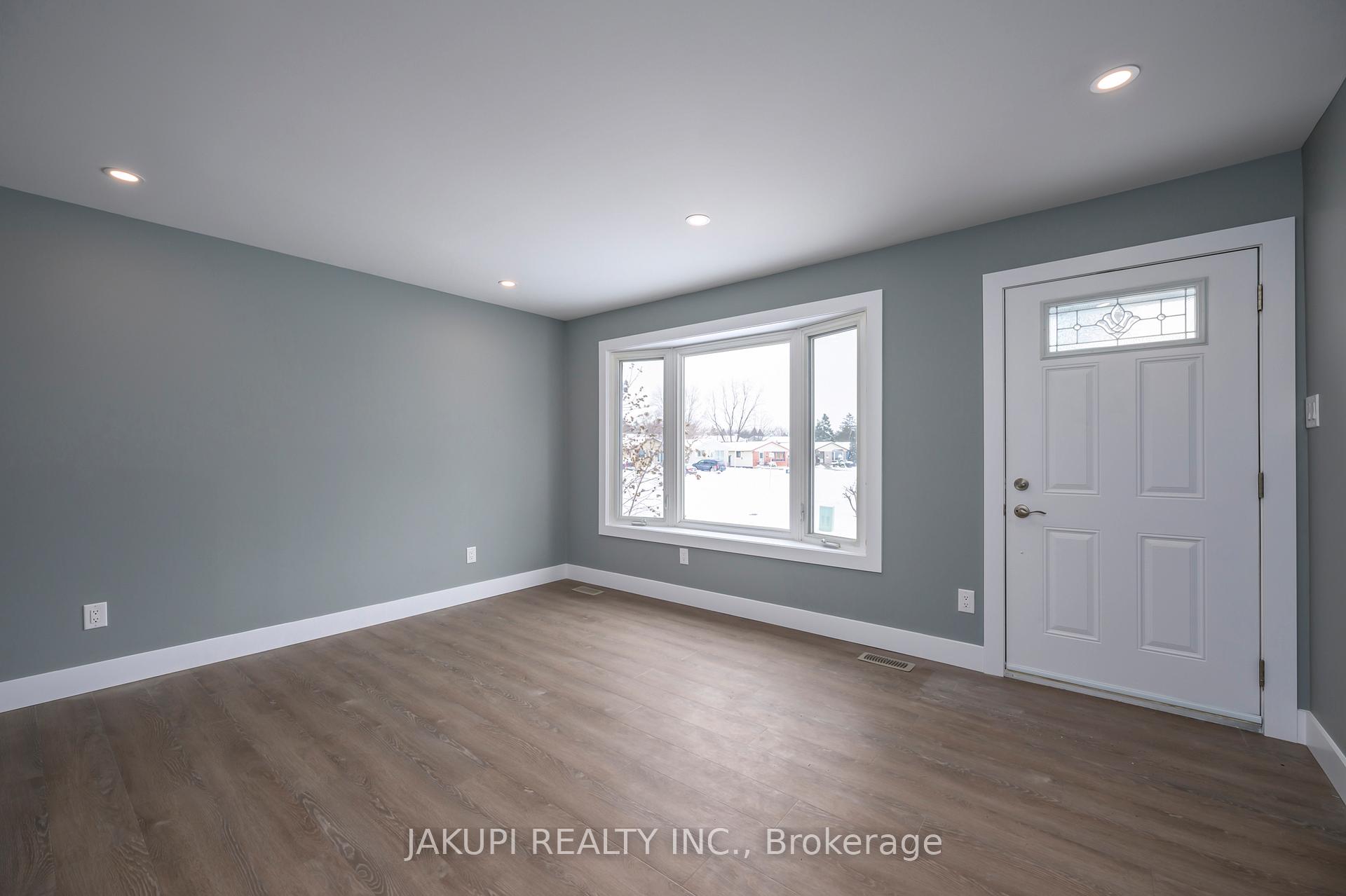 Photo 8 of 152 Culver Crescent, London, East H — HOMEH