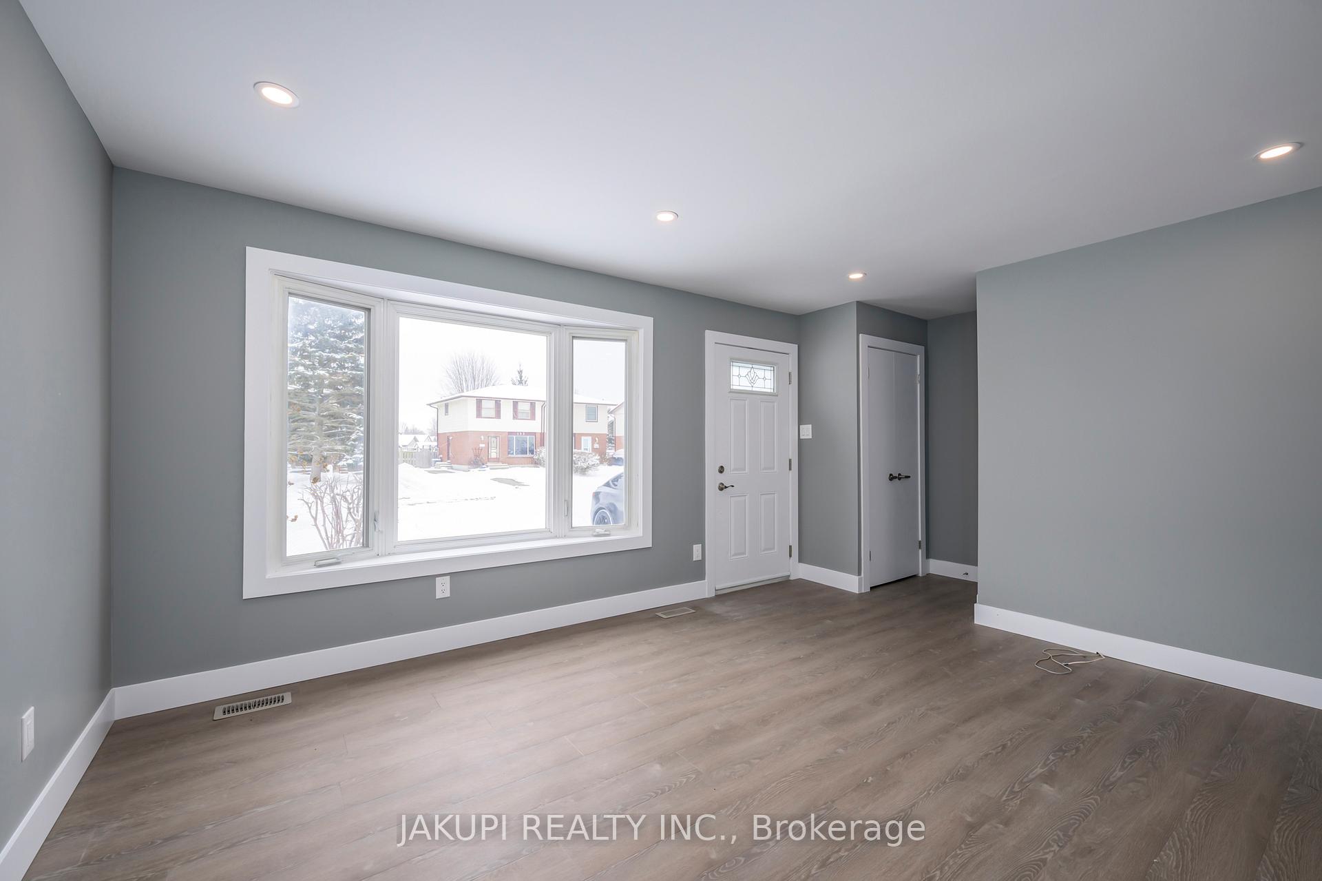 Photo 9 of 152 Culver Crescent, London, East H — HOMEH