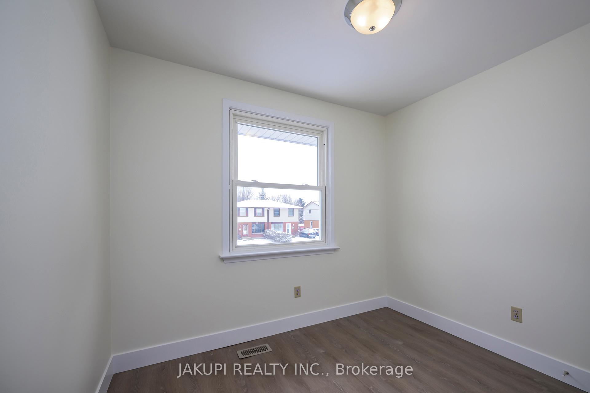 Photo 19 of 152 Culver Crescent, London, East H — HOMEH