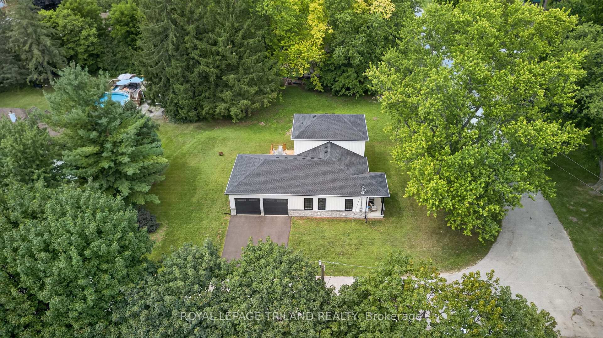 Photo 2 of 4397 Mill Crescent, North Middlesex, Ailsa Craig — HOMEH