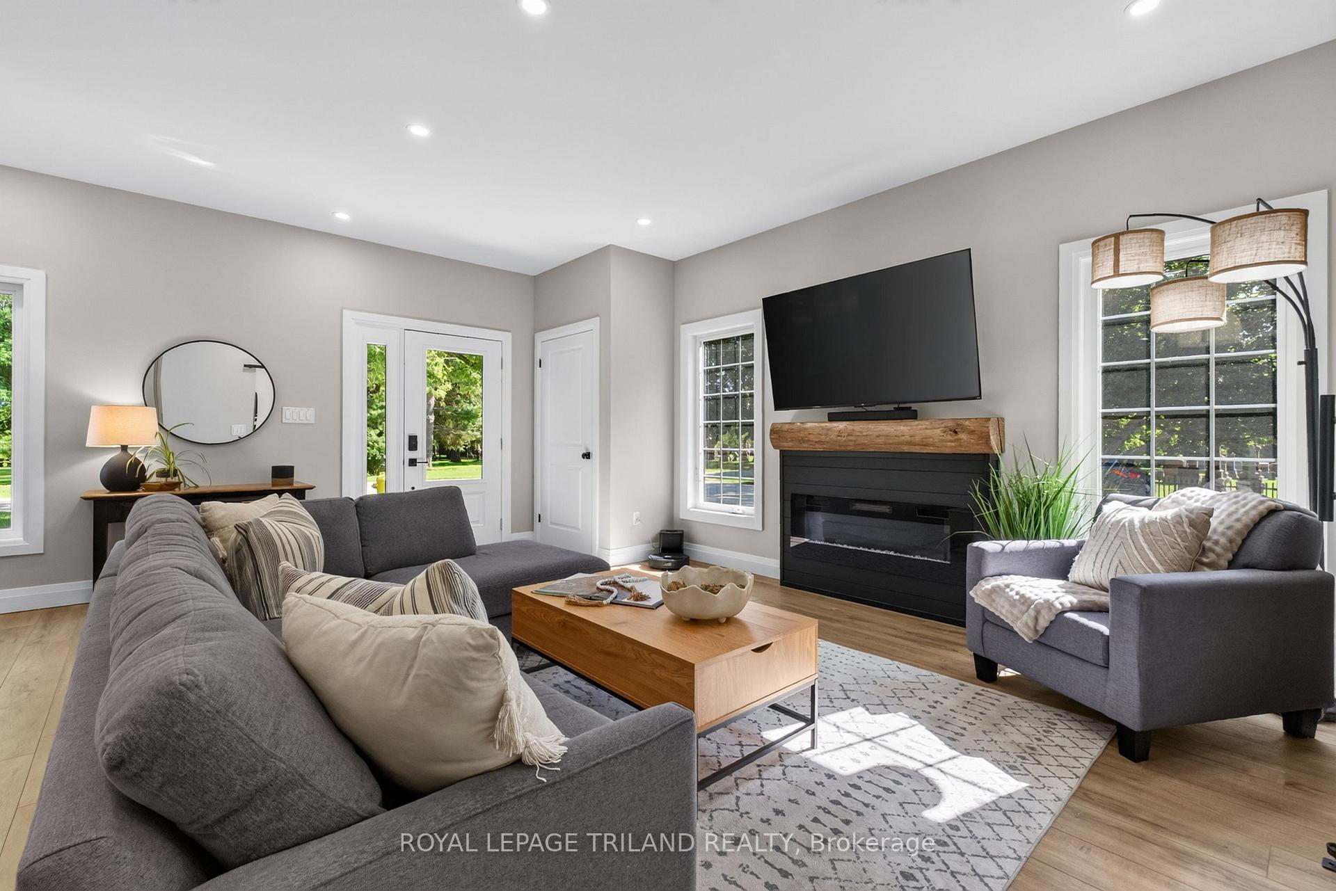 Photo 8 of 4397 Mill Crescent, North Middlesex, Ailsa Craig — HOMEH