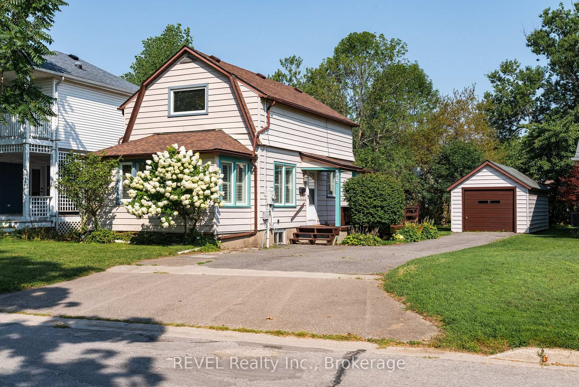 Front of 692 Lakeshore Road