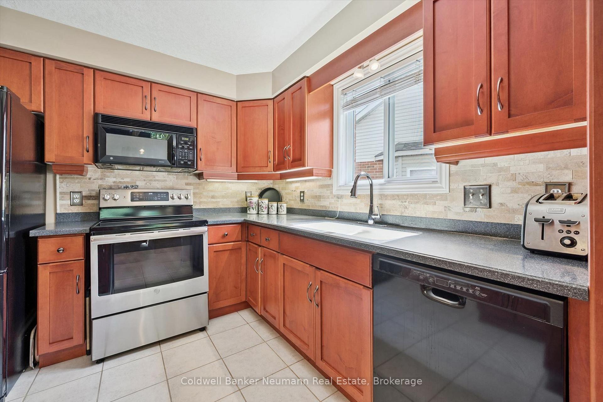 Photo 14 of 17 Somerset Glen, Guelph, Kortright West — HOMEH