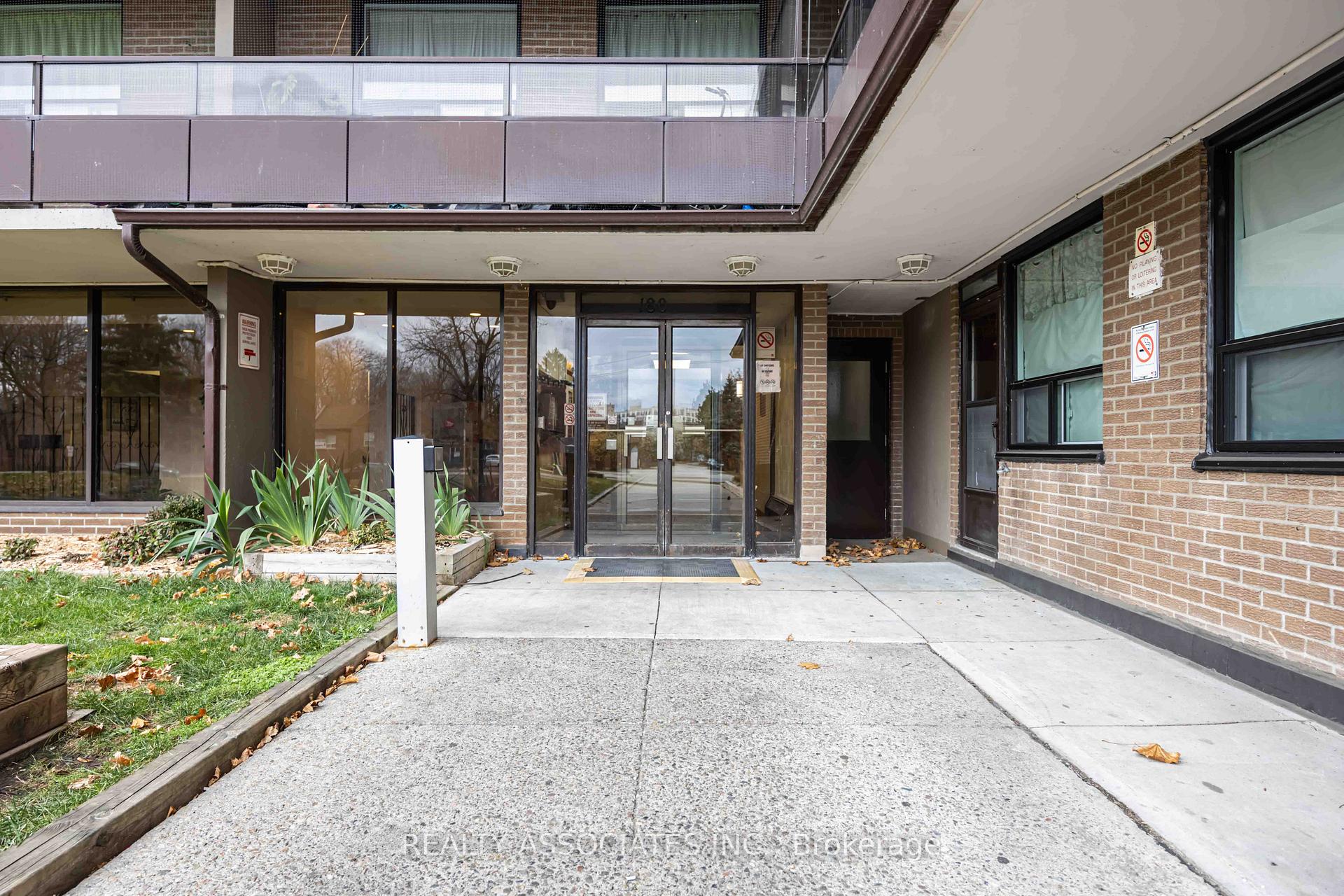 Photo 2 of Unit 811, 180 Markham Road, Scarborough, Scarborough Village — HOMEH