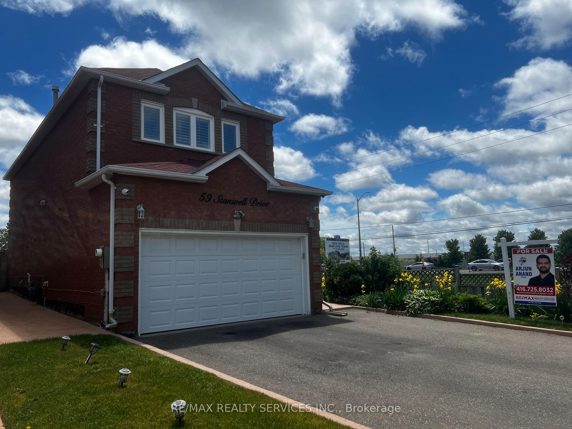 Photo 2 of 59 Stanwell Drive, Brampton, Heart Lake West — HOMEH
