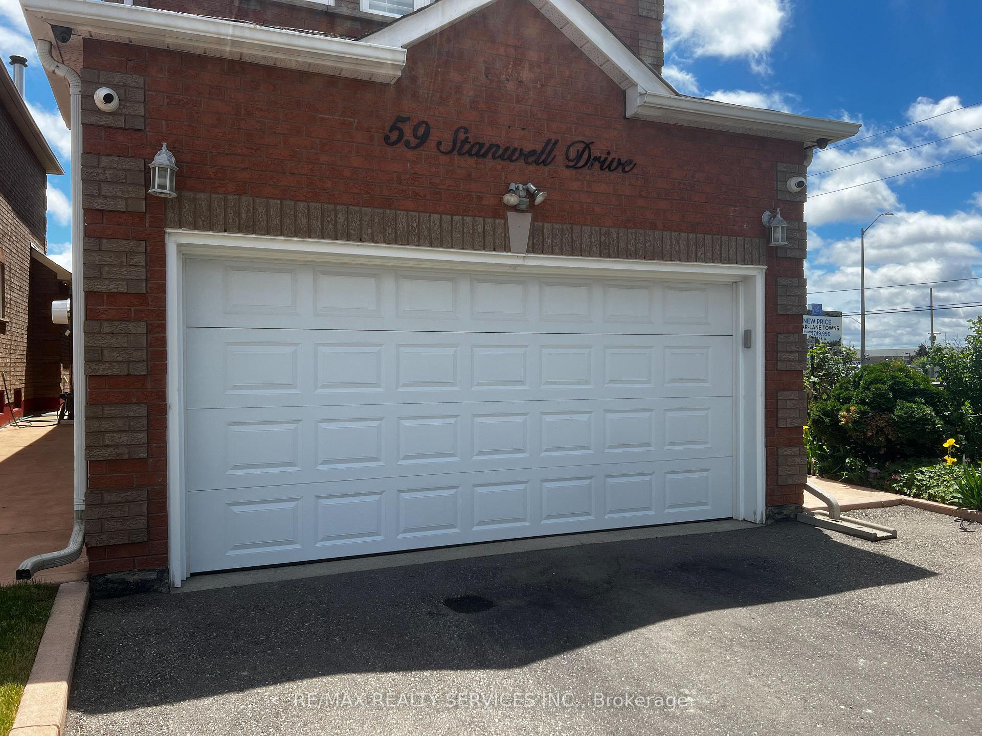 Photo 3 of 59 Stanwell Drive, Brampton, Heart Lake West — HOMEH