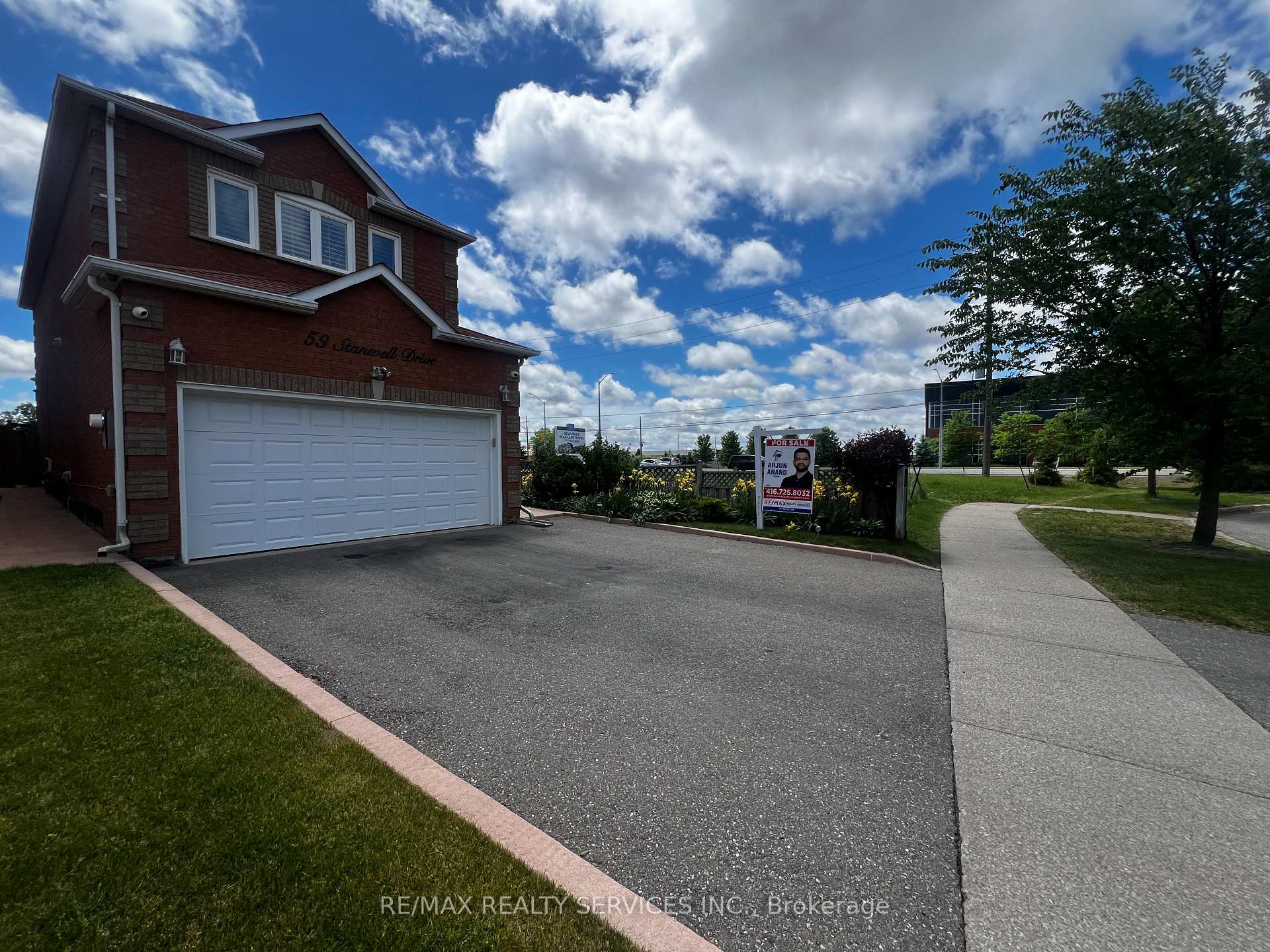 Photo 4 of 59 Stanwell Drive, Brampton, Heart Lake West — HOMEH