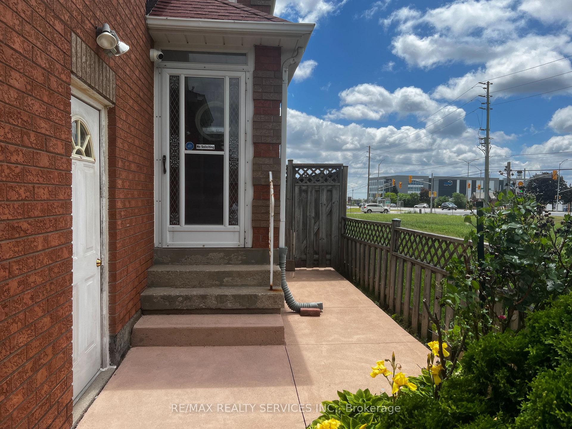 Photo 10 of 59 Stanwell Drive, Brampton, Heart Lake West — HOMEH