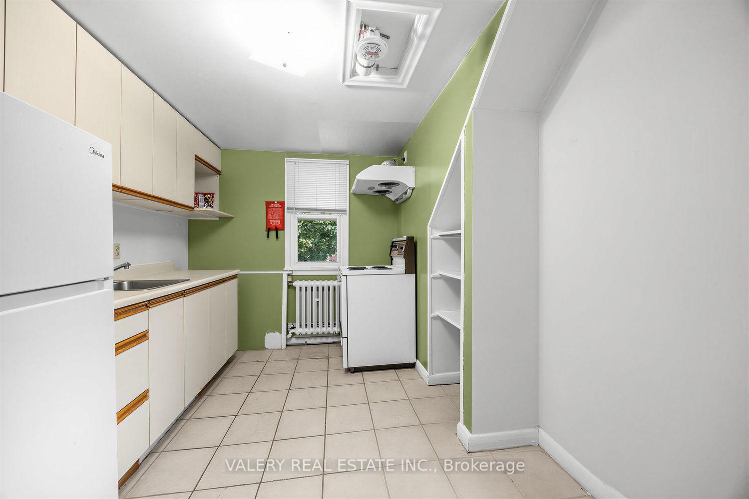 Photo 2 of Unit 4, 8 Thirty Third Street, Etobicoke, Long Branch — HOMEH