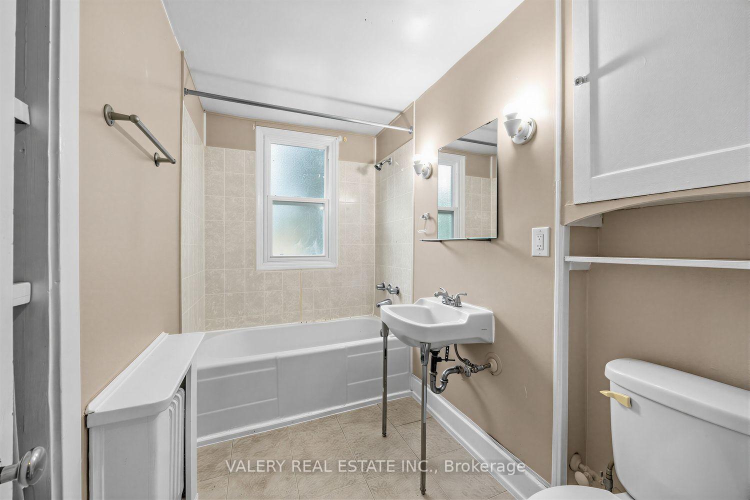 Photo 9 of Unit 4, 8 Thirty Third Street, Etobicoke, Long Branch — HOMEH
