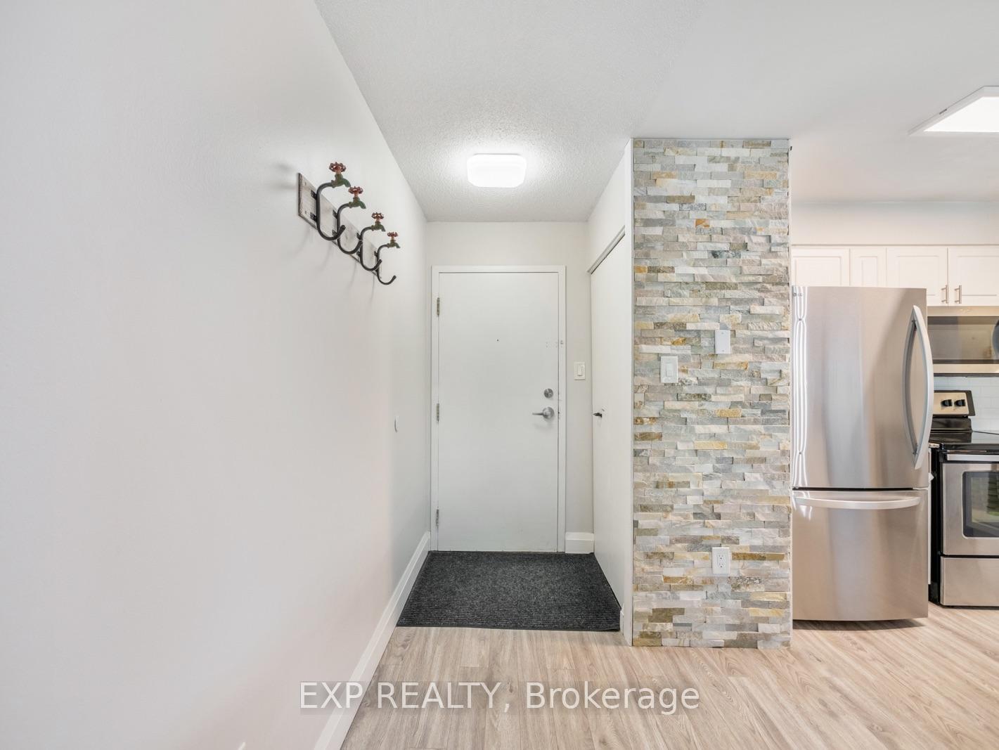 Photo 4 of Unit 301, 276 Eiwo Court, Waterloo, Lexington — HOMEH