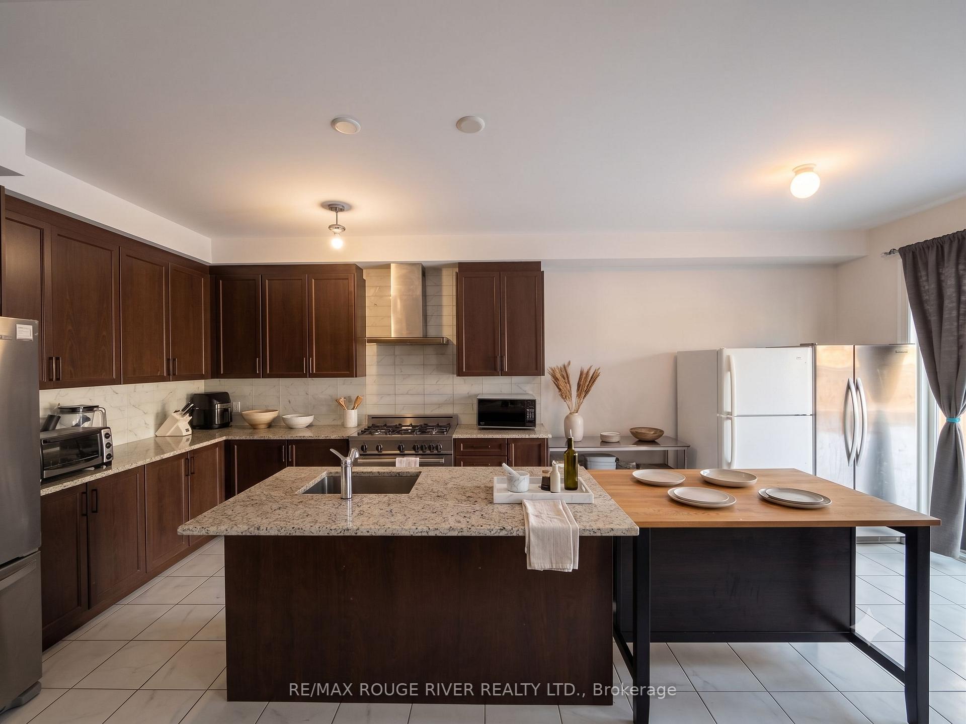 Photo 5 of 45 Rich Crescent, Whitby, Williamsburg — HOMEH