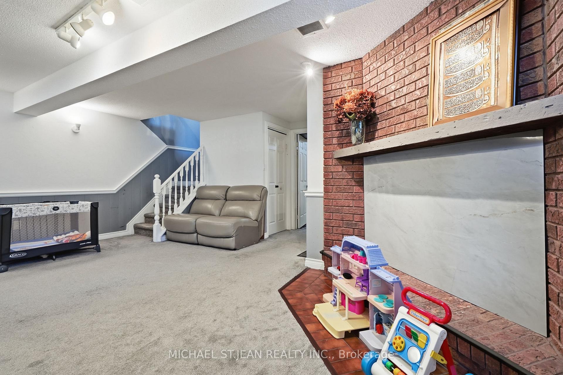 Photo 33 of 50 Adis Avenue, Hamilton, Gurnett — HOMEH