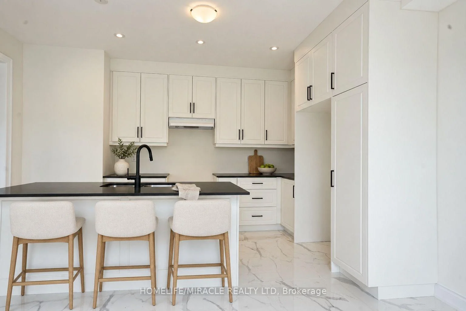 Photo 4 of 142 Antibes Drive, Brampton, Credit Valley — HOMEH