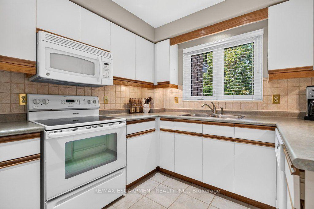 Photo 11 of Unit 8, 2136 Old Lakeshore Road, Burlington, Brant — HOMEH