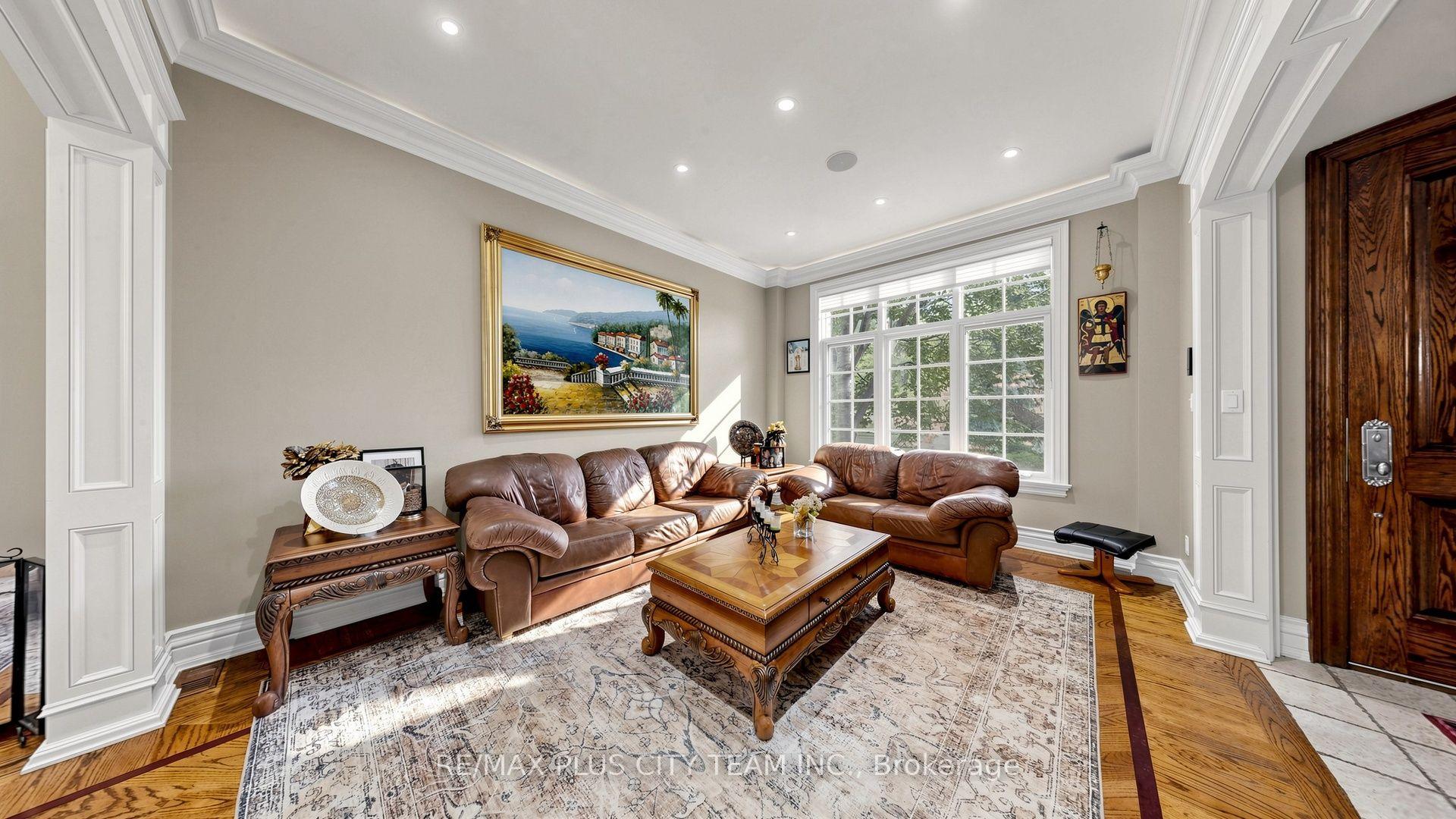 Photo 3 of 50 Bonnyview Drive, Etobicoke, Stonegate-Queensway — HOMEH