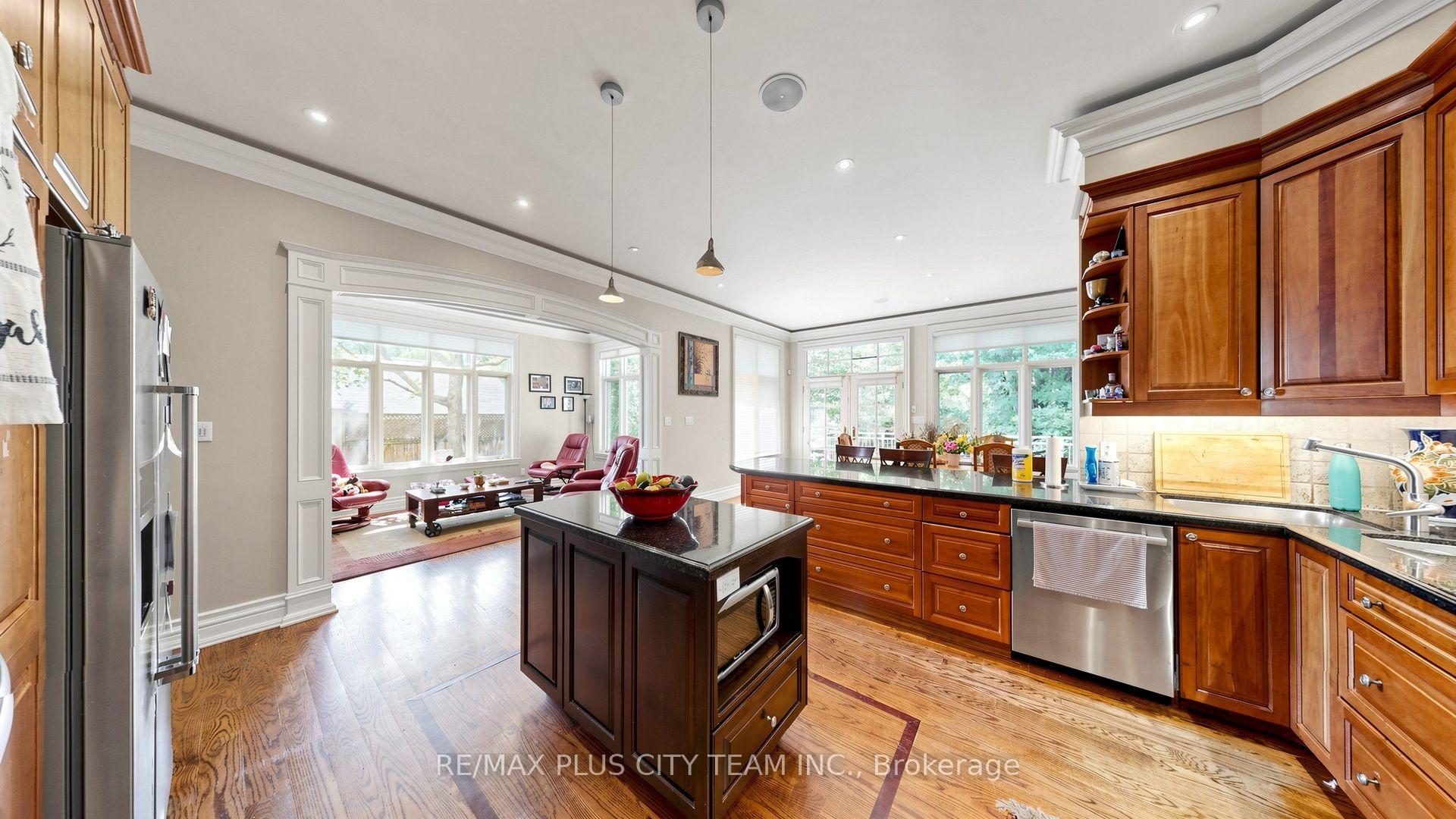 Photo 10 of 50 Bonnyview Drive, Etobicoke, Stonegate-Queensway — HOMEH