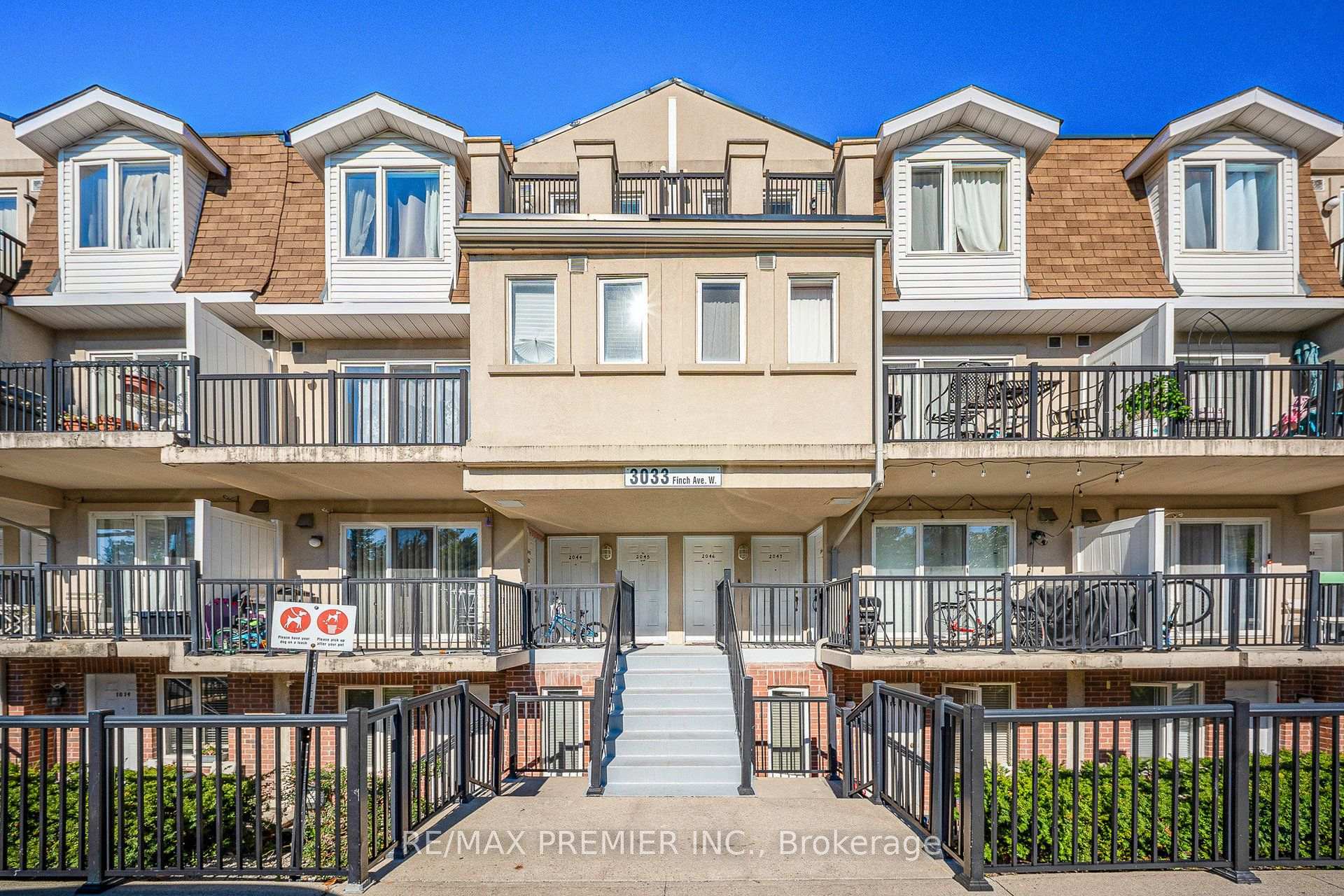 Front of Unit 2046, 3033 Finch Avenue W