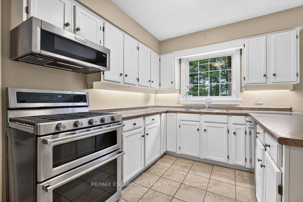 Photo 13 of 1975 Sterling Place, Burlington, Tyandaga — HOMEH