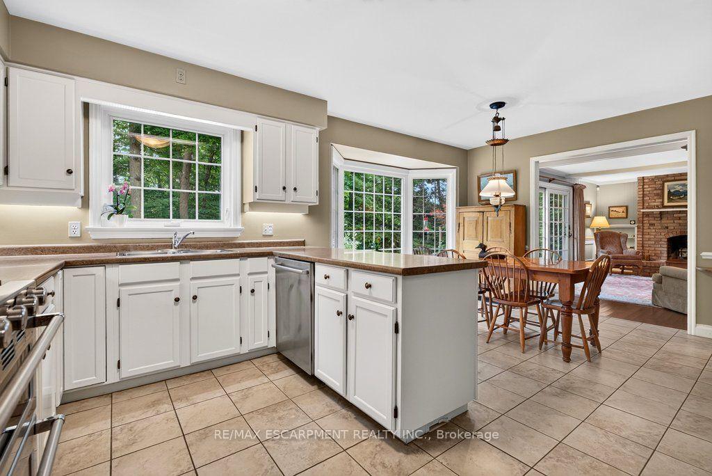 Photo 14 of 1975 Sterling Place, Burlington, Tyandaga — HOMEH