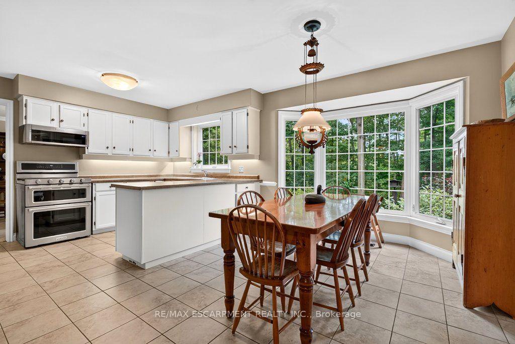 Photo 16 of 1975 Sterling Place, Burlington, Tyandaga — HOMEH