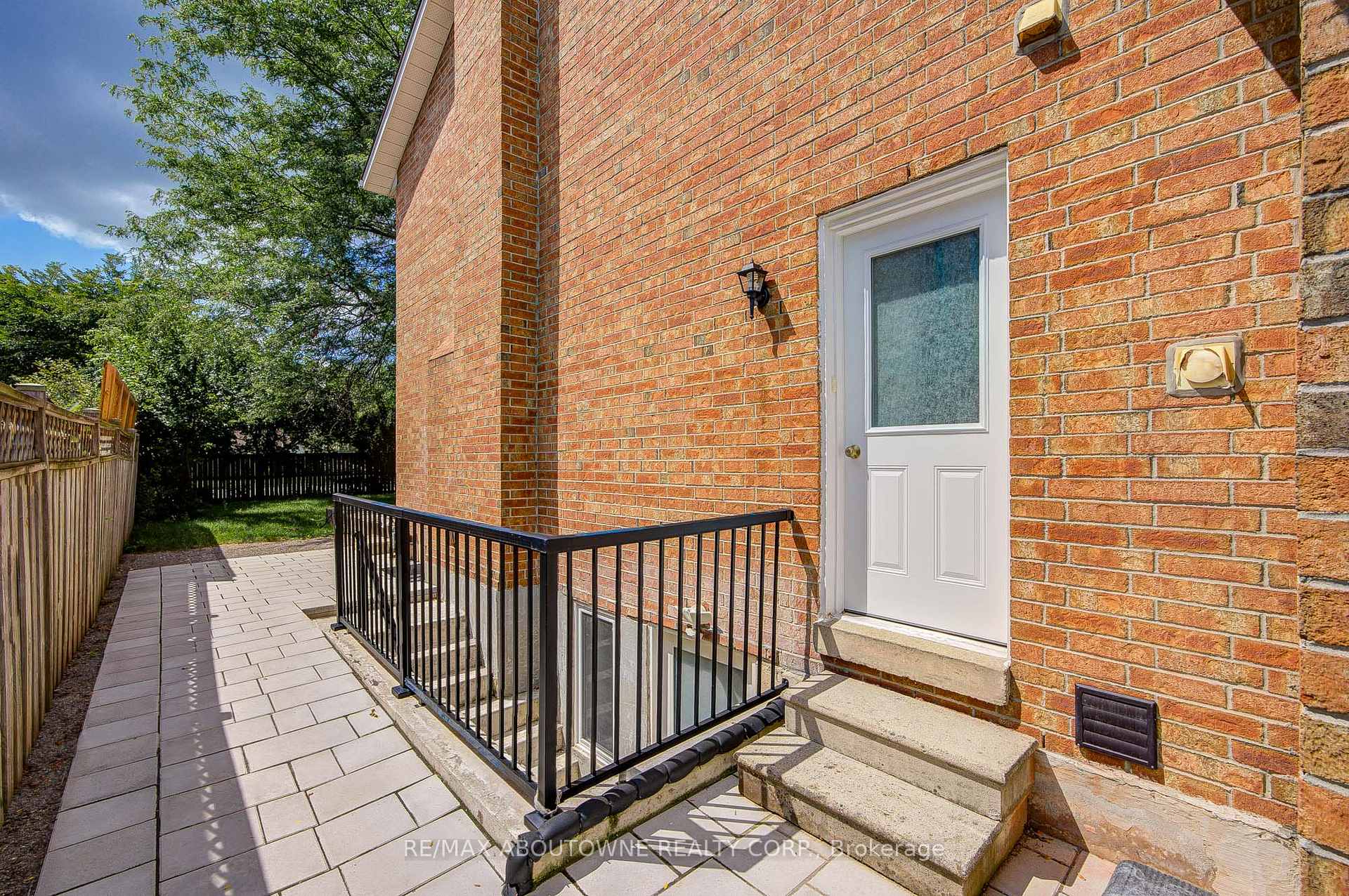 Photo 6 of Unit Lower, 1108 Notley Crescent, Oakville, Glen Abbey — HOMEH