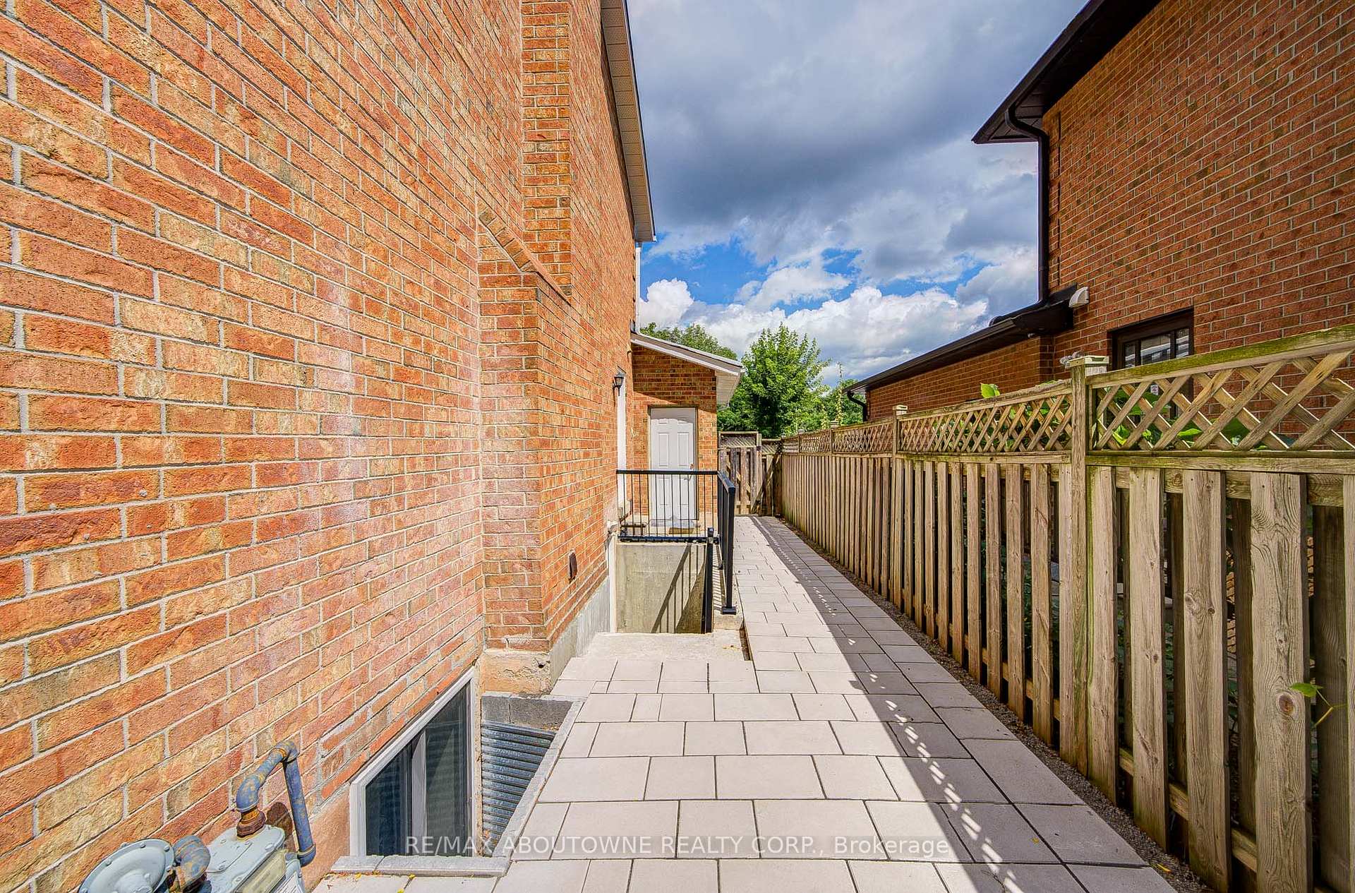 Photo 9 of Unit Lower, 1108 Notley Crescent, Oakville, Glen Abbey — HOMEH