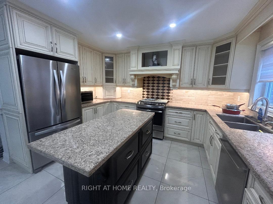 Photo 2 of 36 Ellerby Square N, Vaughan, West Woodbridge — HOMEH
