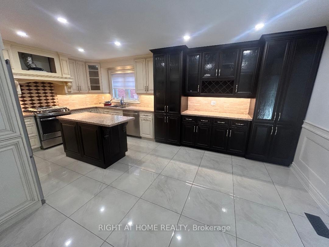 Photo 3 of 36 Ellerby Square N, Vaughan, West Woodbridge — HOMEH