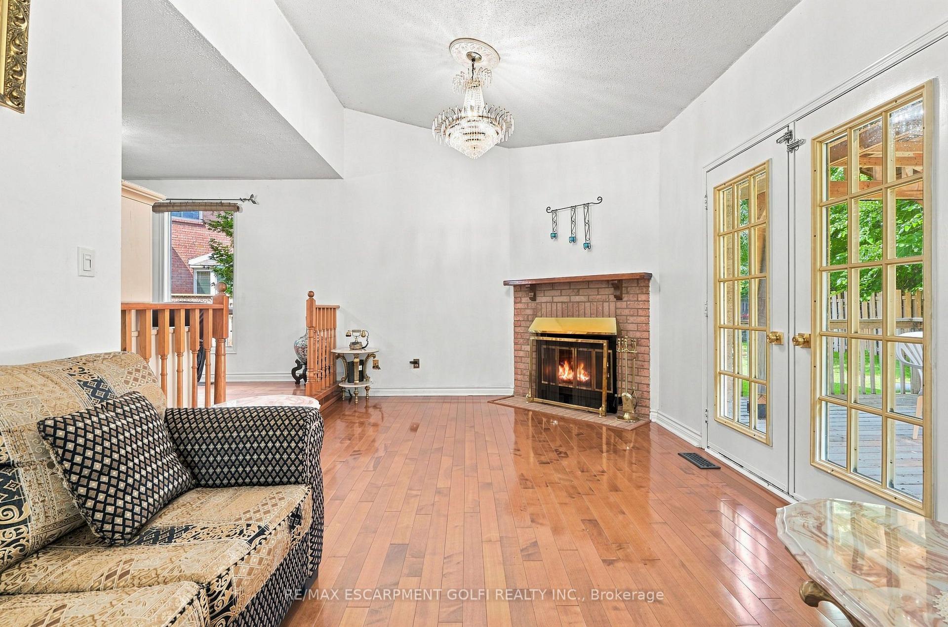 Photo 10 of 34 Lisajane Crescent, Hamilton, Gurnett — HOMEH
