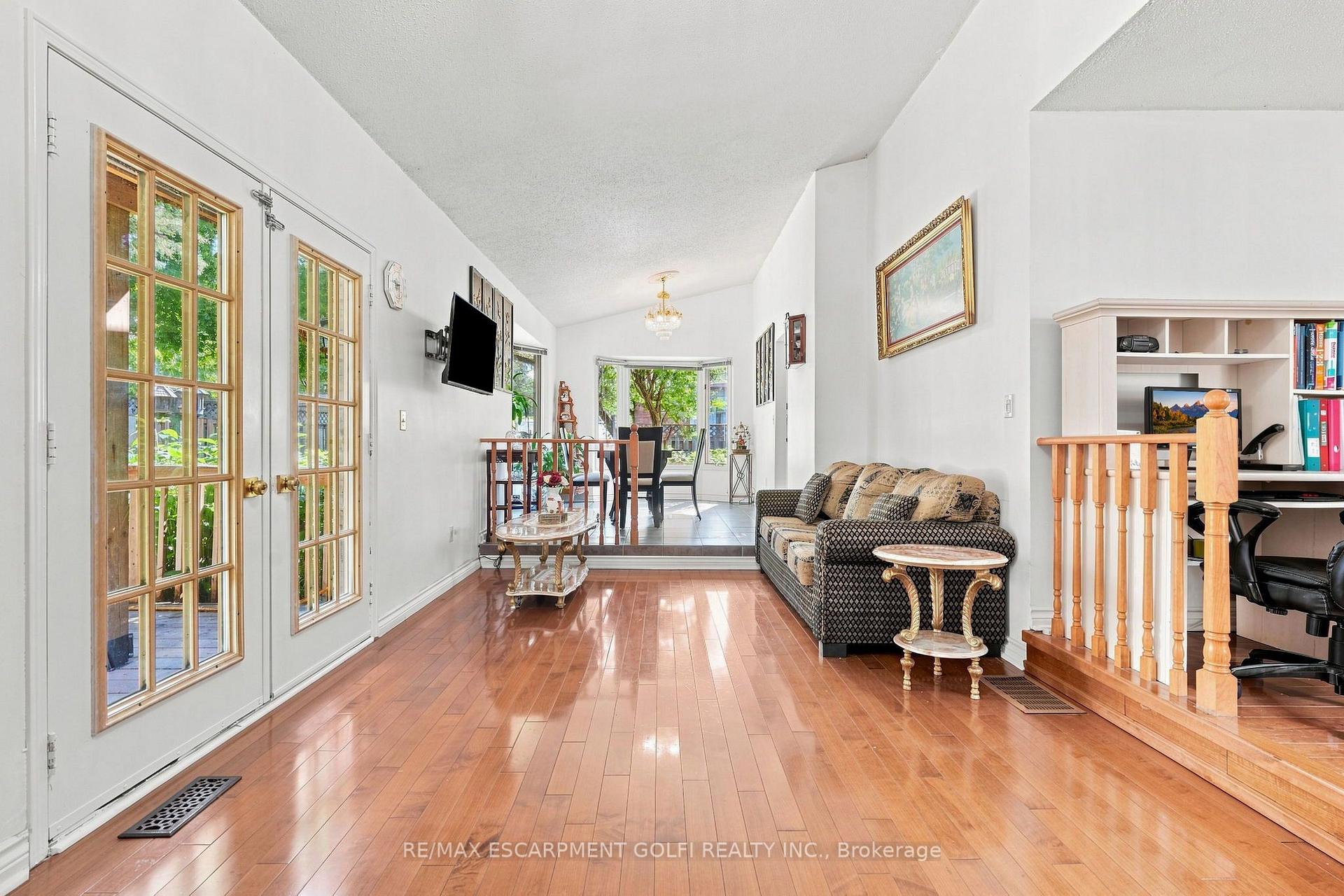 Photo 11 of 34 Lisajane Crescent, Hamilton, Gurnett — HOMEH