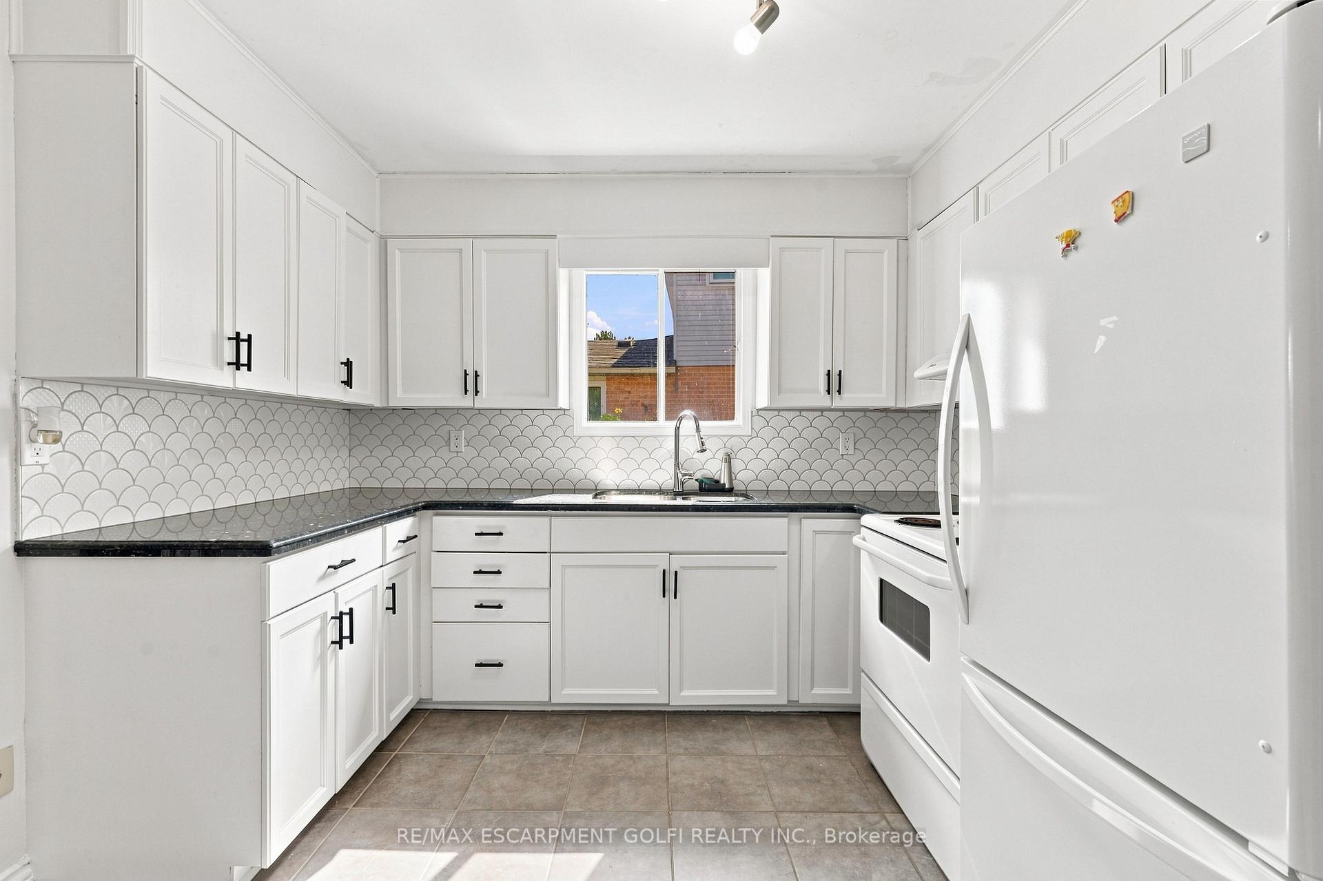Photo 13 of 34 Lisajane Crescent, Hamilton, Gurnett — HOMEH