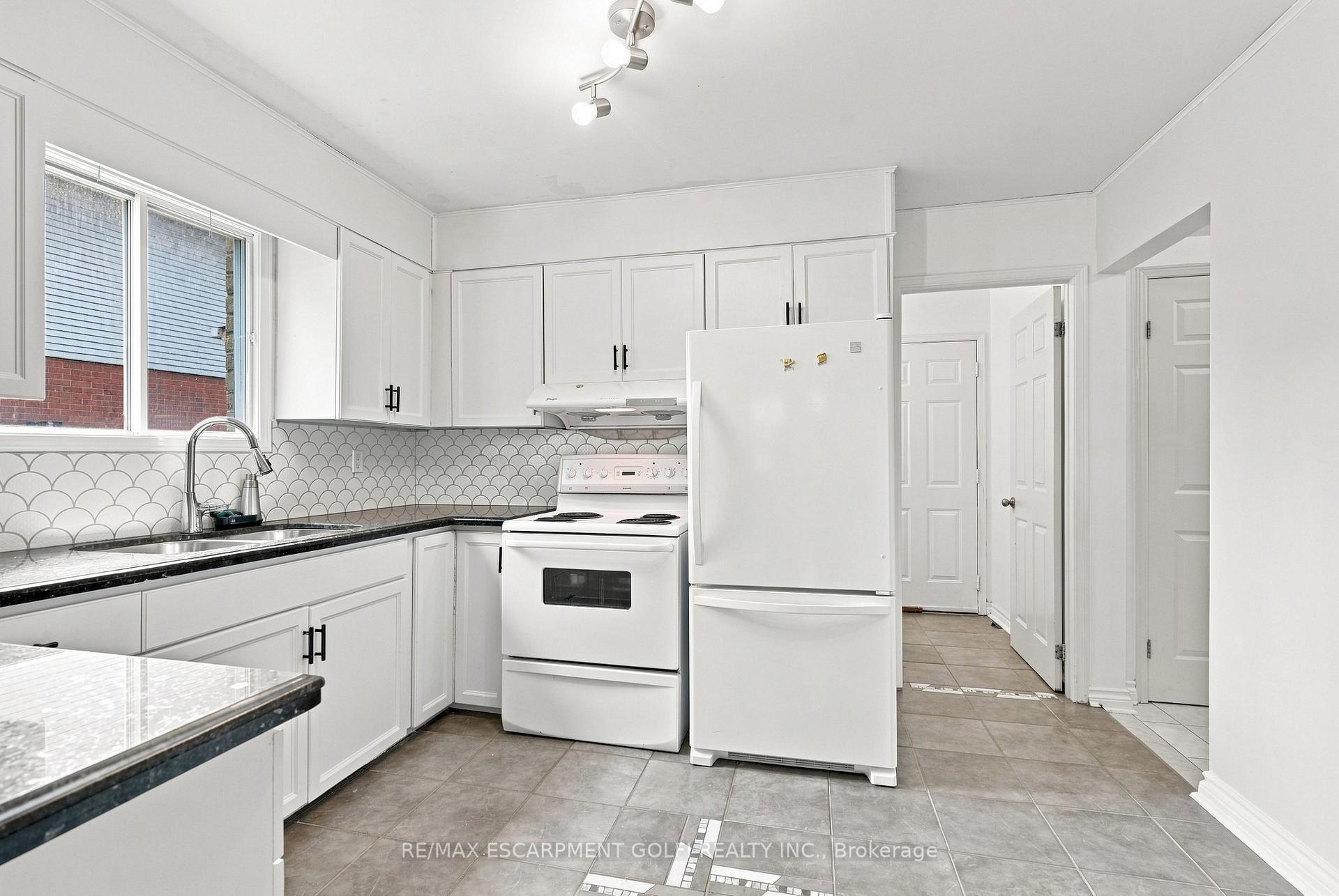Photo 14 of 34 Lisajane Crescent, Hamilton, Gurnett — HOMEH