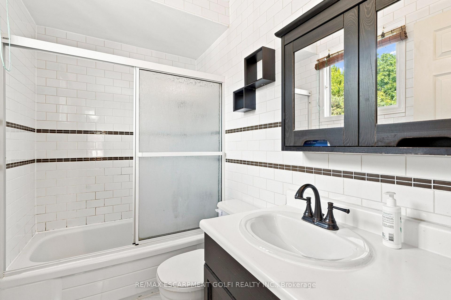 Photo 23 of 34 Lisajane Crescent, Hamilton, Gurnett — HOMEH