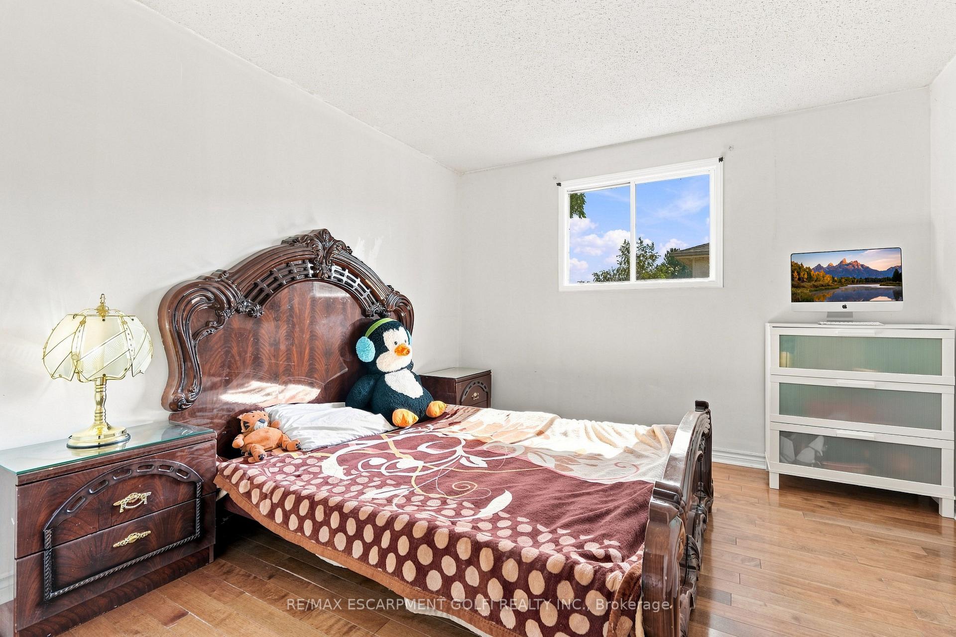 Photo 24 of 34 Lisajane Crescent, Hamilton, Gurnett — HOMEH