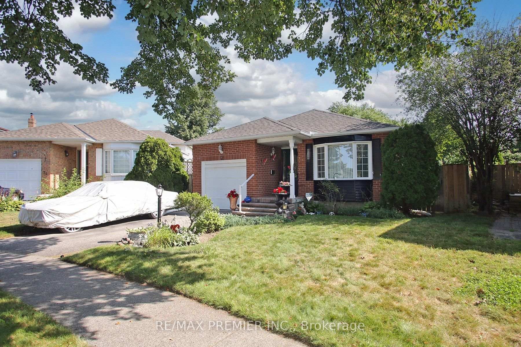 Photo 2 of 72 Homefield Square, Clarington, Courtice — HOMEH