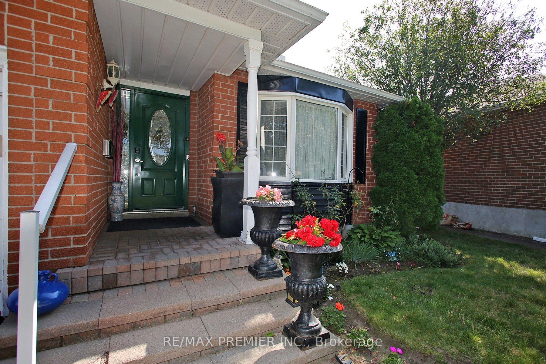 Photo 3 of 72 Homefield Square, Clarington, Courtice — HOMEH